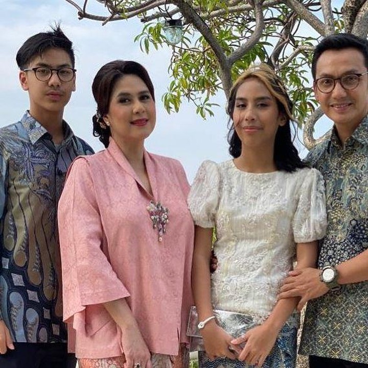 <p>Putra sulungnya, Adhna Khayru Akyela Hardikusumo lahir pada 2004 silam. Tak terasa, Khayru saat ini sudah beranjak dewasa. Ia hampir menginjak usia 20 tahun, Bunda. (Foto: Instagram @lala_gunawan_family @gunawan_sudrajat_real)</p>