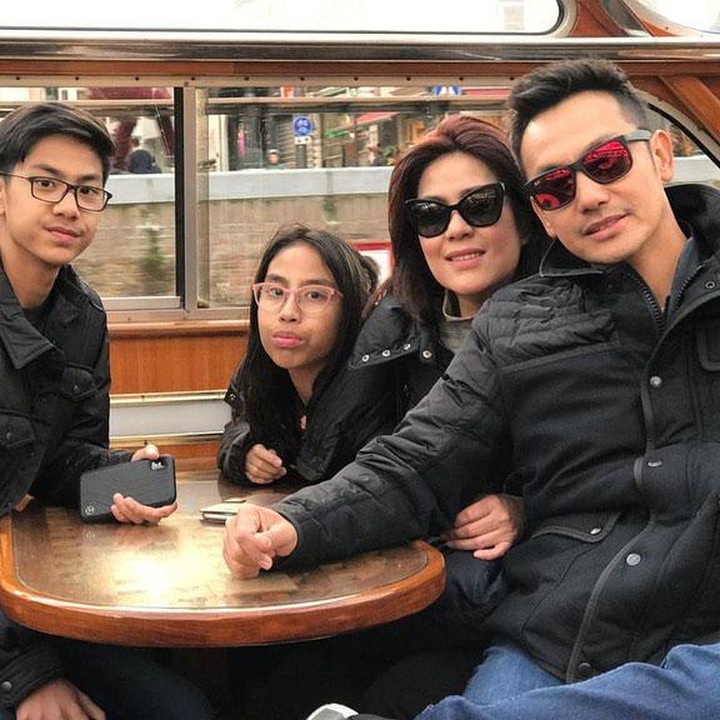 <p>Sejak Khayru dan Khayra masih kecil, Gunawan dan sang istri kerap melakukan<em> quality time</em> bersama-sama untuk mengisi waktu luang. Gunawan dan istrinya sering membagikan potret kebersamaan mereka ke media sosial. (Foto: Instagram @lala_gunawan_family @gunawan_sudrajat_real)</p>
