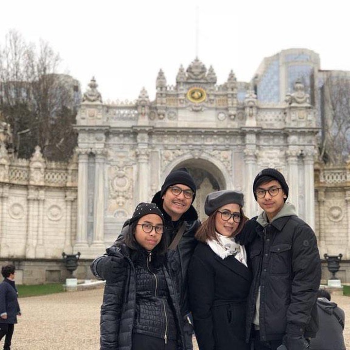 <p>Gunawan Sudradjat dikaruniai dua orang anak dari pernikahannya dengan Sybilla Ernova Hartoto Hardikusumo. Mereka adalah Khayru dan Khayra. (Foto: Instagram @lala_gunawan_family @gunawan_sudrajat_real)</p>