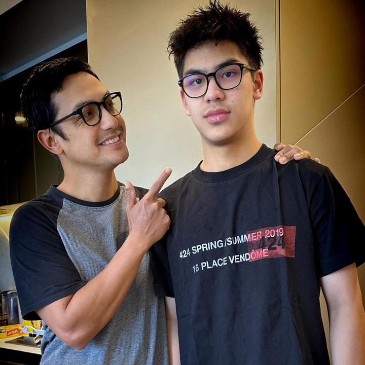 <p>Khayru yang beranjak dewasa tak hanya terlihat tampan, melainkan juga mirip seperti sang Ayah. Tak sedikit netizen yang membandingkan paras keduanya. "Ganteng banget. Mirip bapaknya banget ya mas," kata akun @indyban*****. "90 persen pak Gunawan, 10 persen mama Lala (bibirnya)," ucap @ing***. (Foto: Instagram @lala_gunawan_family @gunawan_sudrajat_real)</p>