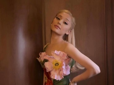 img-title Ariana Grande Menangis Tanggapi Komentar Publik soal Penampilan Fisiknya