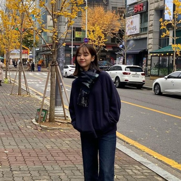 <p>Dengan tema outfit serba hitam dan sentuhan syal rajut, gaya Hyeri yang satu ini cocok untuk bukber di tempat yang dingin, Bunda. (Foto: Instagram @hyeri_0609)</p>