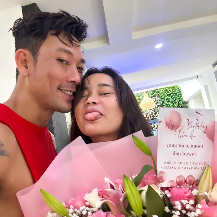 <p>Pasca melahirkan anak pertamanya pada 27 Juli tahun lalu, Olivia Sumargo ternyata merasa insecure karena melihat perubahan bentuk tubuhnya, Bunda.</p><p>Kekhawatiran yang dirasakan Olivia, justru tak menjadi masalah sama sekali bagi Denny Sumargo. Sebaliknya, ia justru merasa sangat bangga dan bersyukur memiliki istri seperti Olivia.</p><p>Rasa bangga ini timbul setelah melihat perjuangan Olivia yang begitu gigih untuk mendapatkan keturunan. Mulai dari keguguran berkali-kali hingga menjalani kehamilan yang cukup sulit, semua perjuangan tersebut bagi Densu adalah hal yang sangat luar biasa.</p><p>“Jujur saya terharu dan bangga melihat bagaimana istri saya berjuang dan berkomitmen untuk punya keturunan karena yang paling besar perannnya itu adalah istri,” kata Denny Sumargo. Foto: Instagram @oliviasumargo @sumargodenny</p>
