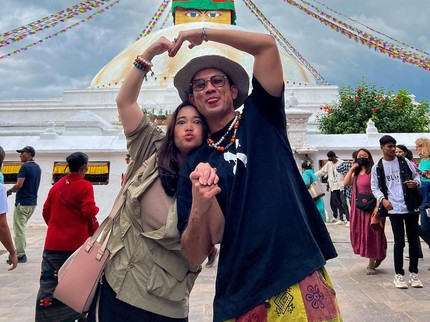 7 Potret Mesra Denny Sumargo & Istri yang sedang Hamil Anak Pertama