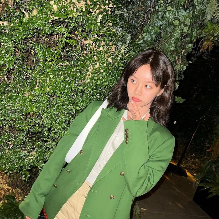 <p>Hyeri berhasil menampilkan <em>outfit stylish</em> dengan perpaduan warna hijau dan <em>cream</em> yang <em>matching</em> dipadu <em>shoulder bag</em>. (Foto: Instagram @hyeri_0609)</p>