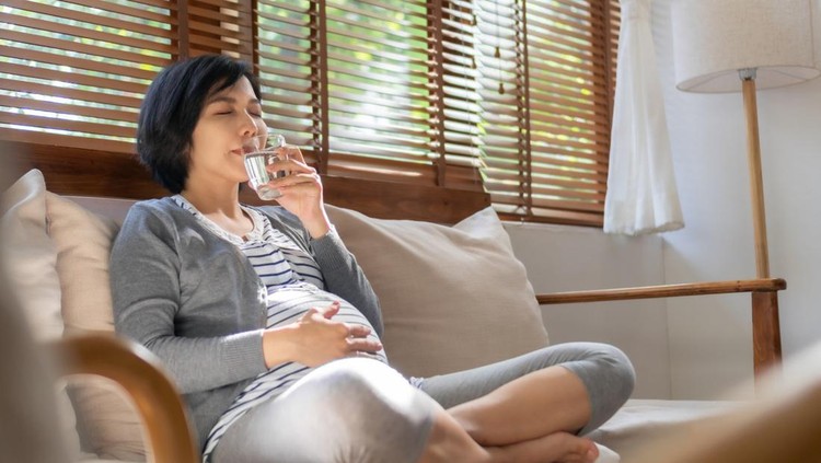 Ibu hamil minum air hangat