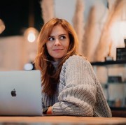 5 Zodiak yang Punya Kesabaran Tingkat Dewa Meskipun Chatnya Lama Nggak Dibalas