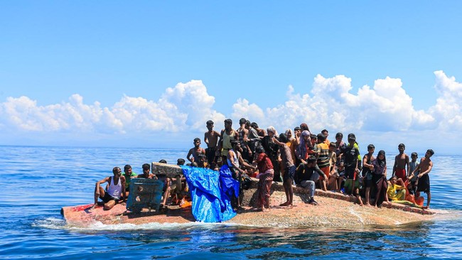 Sebanyak 69 pengungsi Rohingya berhasil diselamatkan usai kapal yang membawa mereka tenggelam di perairan Aceh, Kamis (21/3).