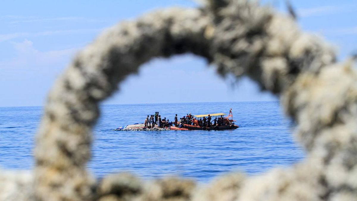 Kapal Rombongan DPRD Mentawai Terbalik Usai Dihantam Ombak 4 Meter