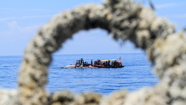 Kapal Rombongan DPRD Mentawai Terbalik Usai Dihantam Ombak 4 Meter Kapal rombongan DPRD Mentawai terbalik di Selat Sipora akibat gelombang tinggi. 17 penumpang selamat, 1 hilang. Proses evakuasi sedang berlangsung.