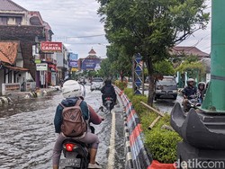 Banjir di Kawasan Demak Kota Surut, Kendaraan Mulai Melintas
