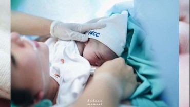 img-title Otto Hasibuan Nangis, 8 Momen Haru Jessica Mila Melahirkan Didampingi Suami & Mertua