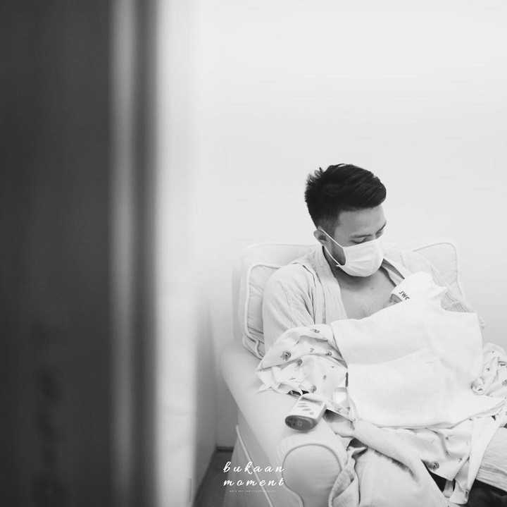 <p>Salah satu foto unggahan Mila juga mencuri perhatian netizen nih. Dalam foto hitam putih yang diunggahnya, tampak sang suami sedang melakukan <em>skin to skin</em> dengan putrinya yang baru lahir. Selama proses persalinan Yakup terlihat setia mendampingi istrinya. (Foto: Instagram @jscmila/ @yakuphasibuan)</p>