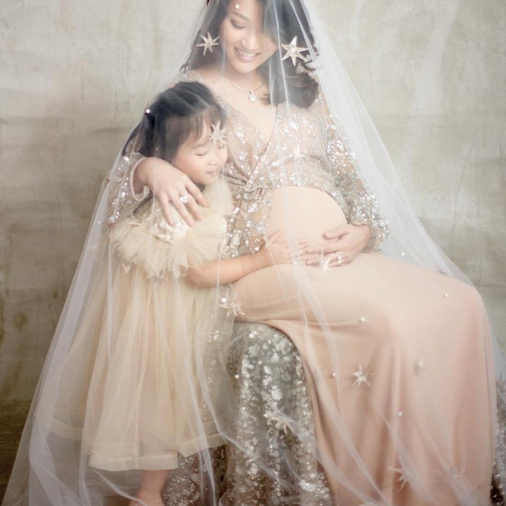 <p>Kalau yang satu ini berkonsepkan ala-ala putri, istri presenter Ruben Onsu, Sarwendah, dan putri sulungnya berfoto bersama dalam rangka perayaan kehamilan kedua. Di sini Thania, anak perempuannya berpose begitu perhatian kepada calon adik yang akan lahir(Foto: Instagram @sarwendah29)</p>