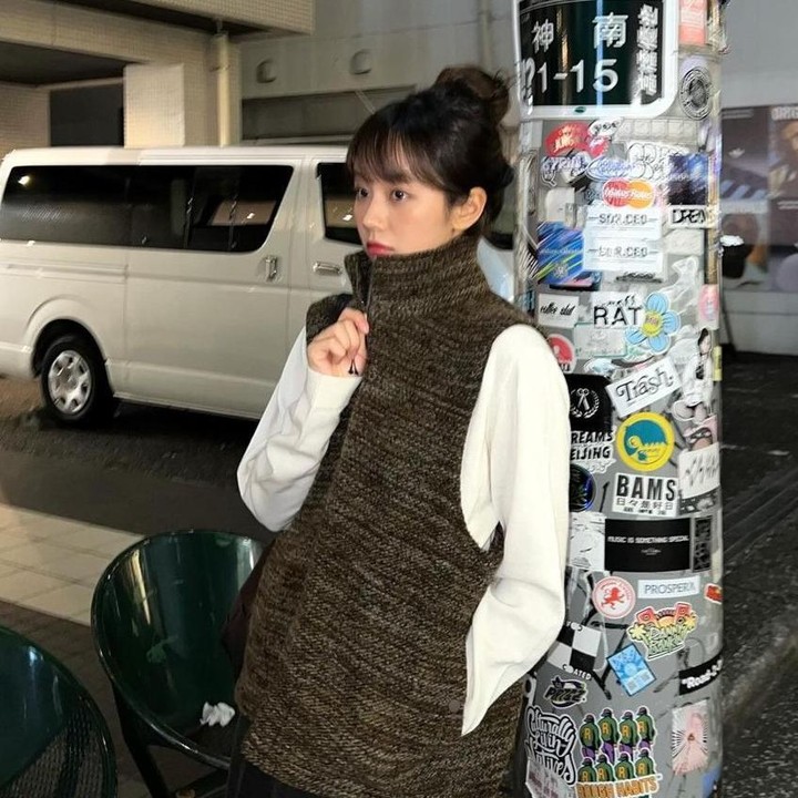 <p>Kali ini gaya Hyeri terlihat <em>chic</em> dengan mengenakan sweater putih yang dipasangkan dengan rompi rajut dengan aksen cokelat dan rok berwarna hitam. (Foto: Instagram @hyeri_0609)</p>