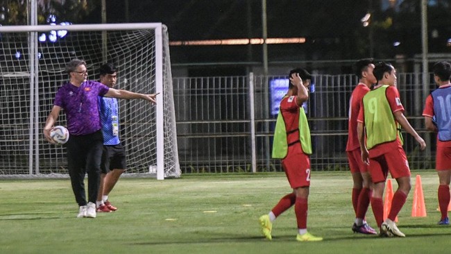 Pelatih Troussier Ungkap Kekesalannya dalam Sesi Latihan Jelang Indonesia Berhadapan dengan Vietnam