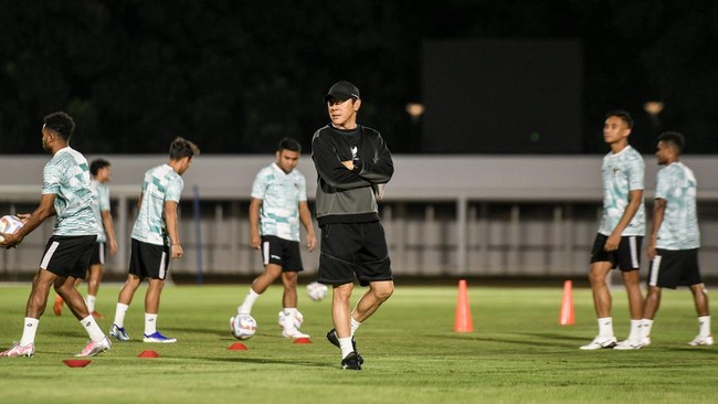 Shin Tae Yong memberikan pesan khusus kepada para pemain dalam latihan jelang pertandingan Indonesia vs Korea Selatan U-23 di Piala Asia U-23 2024.
