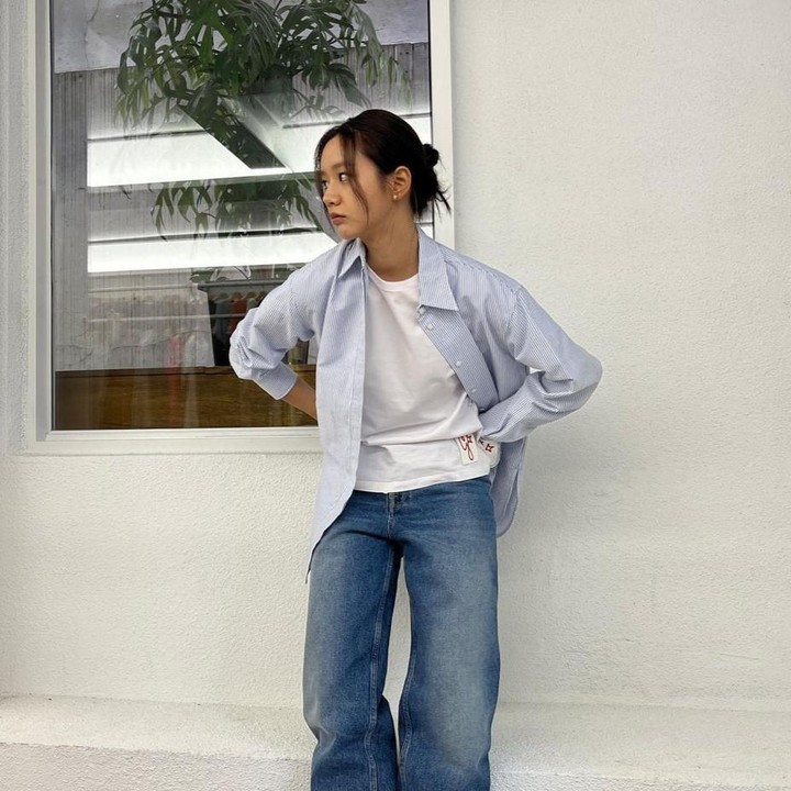 <p>Masih bertema kasual dengan celana jeans biru yang masuk di segala jenis pakaian, gaya Hyeri yang satu ini terlihat santai, cocok untuk outfit bukber ringan. (Foto: Instagram @hyeri_0609)</p>