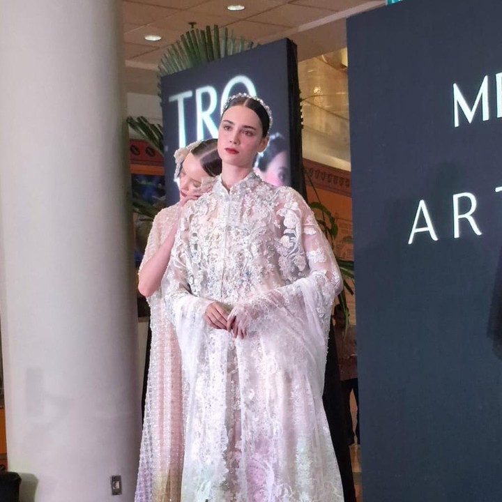 <p>Pada sesi fashion show terakhir METRO Department Store menghadirkan sederet koleksi eksklusif dari brand Artkea untuk Raya Collection. Mengambil inspirasi dari tren mode saat ini serta melihat arsip desain Artkea dari tahun 1990-an, Raya Collection kali ini menggambarkan perasaan hangat yang dihadirkan oleh sebungkus hadiah yang dikemas cantik dengan pita hias dan menjadi cinderamata menawan bagi siapapun yang menerimanya. (Foto: Iin Yumiyanti)</p>