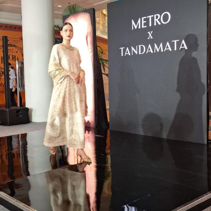 <p>Pada <em>fashion show sequence</em> ketiga, METRO Festive Raya dengan bangga menghadirkan koleksi <em>brand</em> ternama Tandamata dengan tema koleksi <em>The Royal Heritage</em>. Terinspirasi dari motif seni tekstil yang kaya dan megah, Koleksi Raya 2024 Tandamata menampilkan keindahan dan keanggunan dalam setiap potongan <em>ready to wear</em>. (Foto: Iin Yumiyanti)</p>