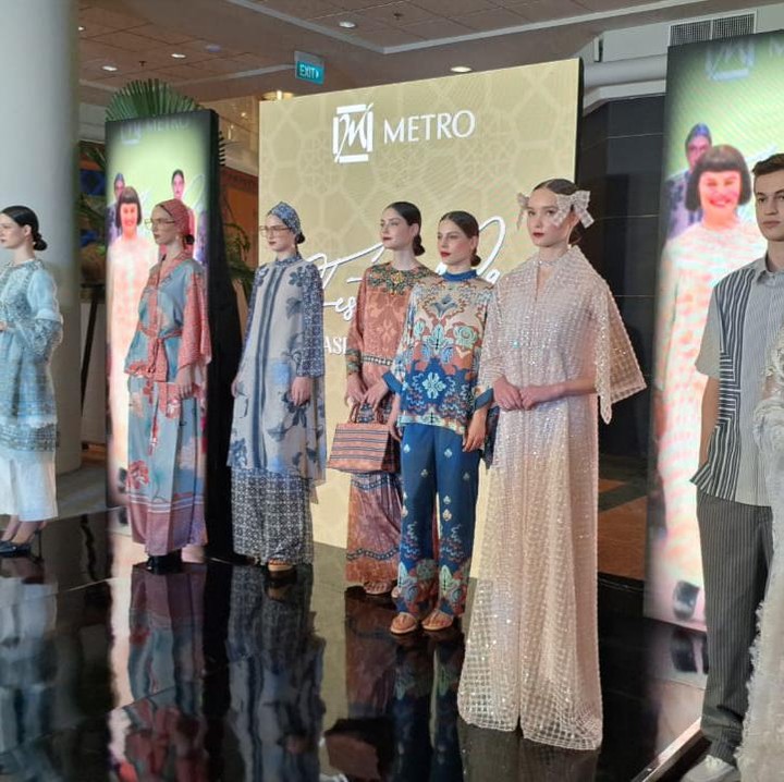 <p>Semua koleksi desainer dan <em>brand</em> terpilih yang ditampilkan pada METRO FESTIVE RAYA 2024 FASHION SHOW ini secara eksklusif hanya bisa Bunda dapatkan di METRO Plaza Senayan. (Foto: Iin Yumiyanti)</p>