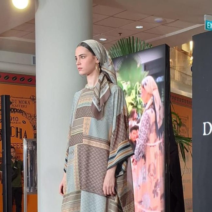 <p><em>Fashion show</em> dibuka dengan sederet koleksi Festive Raya dari desainer ternama yaitu Denny Wirawan yang mengangkat tema <em>Mosaic Romanticism</em>. Koleksinya memadukan unsur <em>east meet west</em> di mana keunikan motif-motif geometris bernapaskan Islam ditata sedemikian rupa dalam sebuah motif <em>patchwork</em> dan warna berbeda menjadi bentuk baru. (Foto: Iin Yumiyanti)</p>