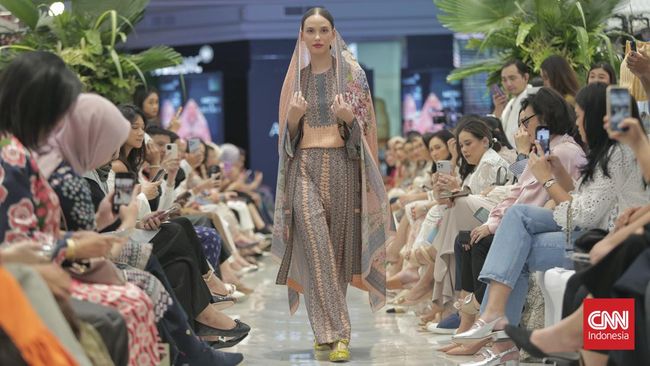 Jenama lokal Artkea juga turut menampilkan koleksi hari raya Idulfitri dalam Festive Raya Metro Fashion Show 2024. 