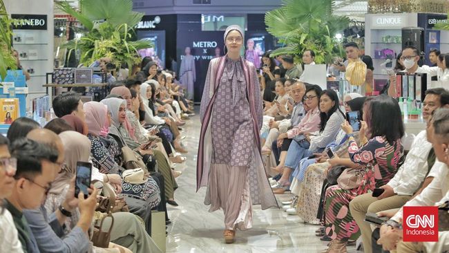 Desainer Denny Wirawan menampilkan koleksi hari raya Idulfitri bertema 'Mozaic Romantism' di Metro Festiva Raya Fashion Show 2024.