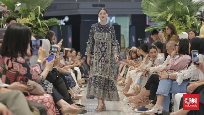 Jenama lokal Tandamata menghadirkan kecantikan detail embroidery (sulaman) dalam koleksi raya dalam Metro Festive Raya Fashion Show.