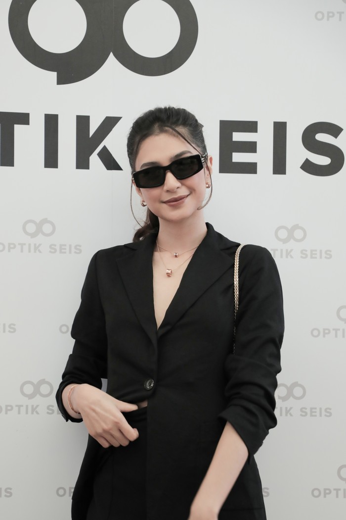 Mikha Tambayong Tampil Mewah Lebaran dengan Koleksi Eyewear BVLGARI
