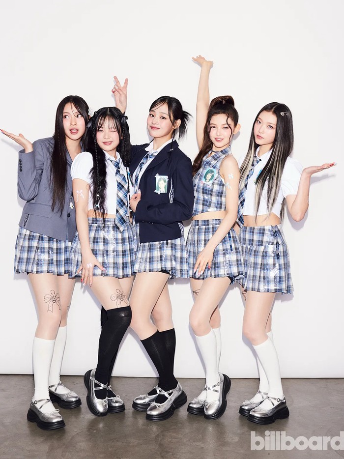 NewJeans meraih peringkat kelima penyanyi lokal favorit menurut netizen Korea tahun ini. Bikin kagum, girl group naungan ADOR tersebut dapat bersanding dengan artis-artis senior meski baru dua tahun berkarier di dunia hiburan./ Foto: billboard