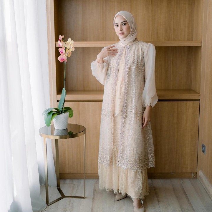 <p>Pada momen Lebaran, Bunda mungkin akan memerlukan busana yang lebih anggun. Seperti Nina, <em>dress</em> berbahan <em>tille</em> dapat menjadi pilihan cocok di Hari Raya. Gunakan warna lembut seperti beige untuk nuansa Idul Fitri. (Foto: Instagram @ninazatulini22)</p>