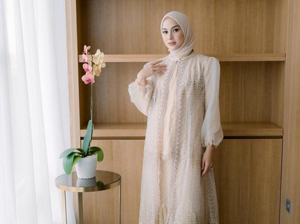 5 Potret Stylish Nina Zatulini, Inspirasi untuk Bukber hingga Baju Lebaran