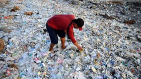 FOTO: Penampakan Pantai Kedonganan Bali Diserbu Sampah-sampah Plastik