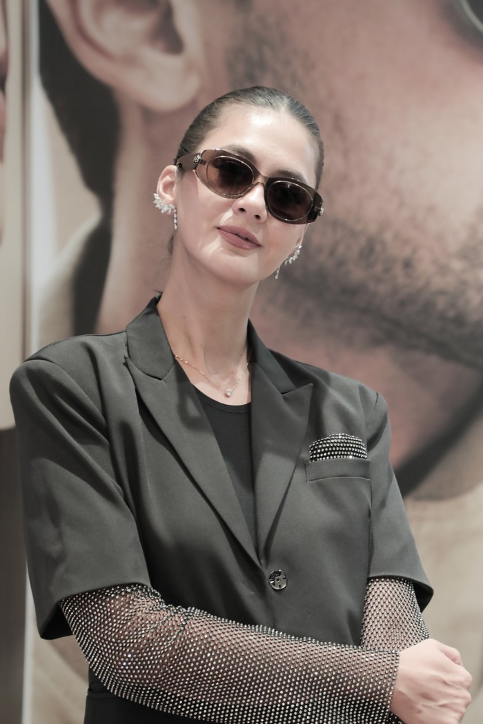 Paula Verhoeven Tampil Mewah Lebaran dengan Koleksi Eyewear BVLGARI