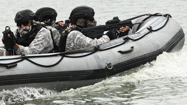 Angkatan Laut India membebaskan kapal penangkap ikan Iran yang dibajak oleh sembilan perompak bersenjata di Laut Arab pada Jumat (29/3).