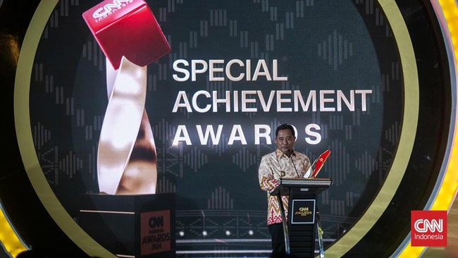 Penerima penghargaan CNN Indonesia Awards antara lain Pemkot Makassar, Kota Parepare, Pemkab Jeneponto, PLN Sulselrabar, PDAM Makassar, hingga Bank Sulselbar.
