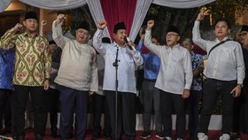 Calon Presiden nomor urut 2 Prabowo Subianto didampingi sejumlah Ketua Umum Partai Koalisi Indonesia Maju menyampaikan pidato politik usai penetapan hasil Pemilu 2024 di Jalan Kertanegara, Jakarta, Rabu (20/3/2024)  KPU menetapkan Prabowo Subianto da