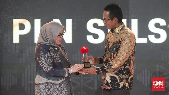 PLN Sulawesi Selatan, Sulawesi Tenggara dan Sulawesi Barat (Sulselrabar) mendapat penghargaan kategori Best Public Satisfaction 2024.