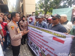 Massa Ngeluruk Polresta Sidoarjo Pertanyakan Sirekap, Polisi Tegaskan Netral