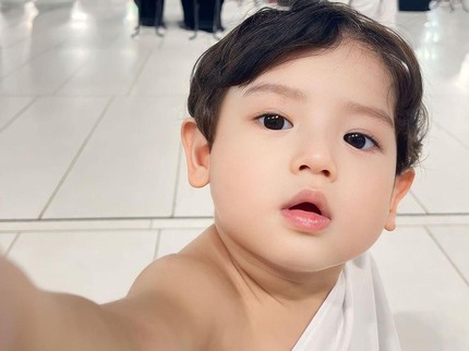 7 Potret Jourell Anak Cut Meyriska & Roger yang Selfie-nya di Ka'bah Jadi Perbincangan