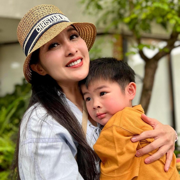 <p>Sama seperti sang Kakak, Mikha telah menarik perhatian netizen sejak dilahirkan, Bunda. Bukan tanpa alasan, ia memiliki tingkah dan wajah yang menggemaskan. (Foto: Instagram: @sandradewi88)</p>