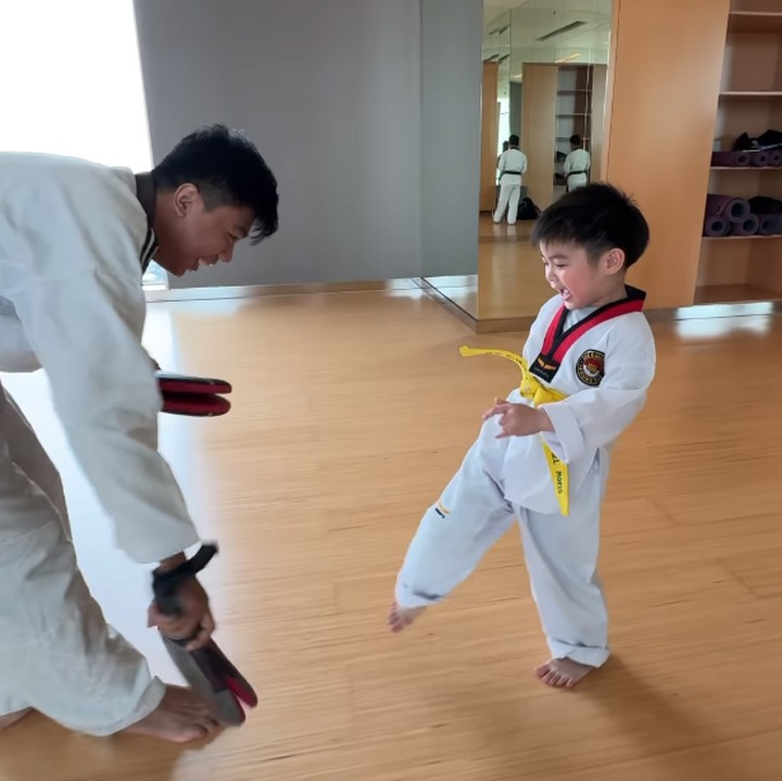 <p>"Mikha jadi ninja saja ya, sudah cosplay nempel-nempel dinding mulu," ungkap seprang netizen dengan emotikon tertawa. "Gemas banget sama Mikha. Tendangan cilik," tutur netizen lainnya. (Foto: Instagram: @sandradewi88)</p>