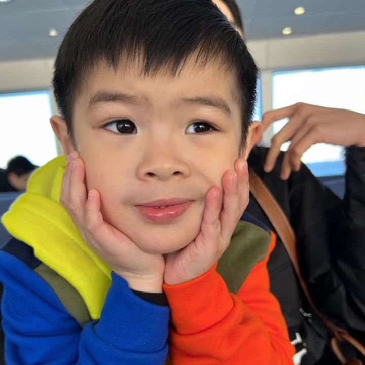 <p>"Si Bungsu yang suka lagu Mr. Blue Sky yang lucu tapi sering bikin Maminya tantrum karena kelakuannya. Sorry kalau Mami sering marahin adik pas holiday. Siapa yang habis marahin anak malamnya nyesel sampai enggak bisa tidur?" kisah Sandra Dewi seraya mengunggah potret Mikha. (Foto: Instagram: @sandradewi88)</p>
