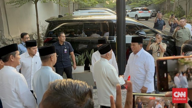 Ketua Majelis Penasihat PAN Hatta Rajasa menyambut kehadiran Prabowo bersama Ketua Umum PAN Zulkifli Hasan dan Sekretaris Jenderal Eddy Soeparno.