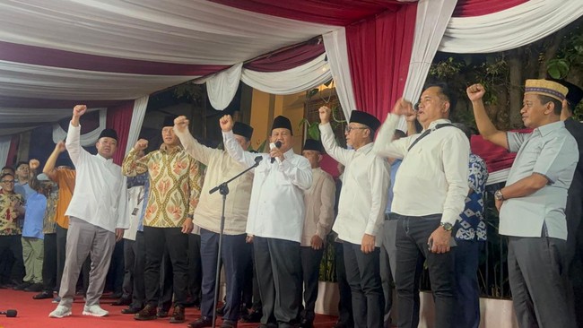 Capres nomor urut 02 Prabowo Subianto memimpin takbir usai dinyatakan menang Pilpres 2024 oleh KPU.
