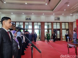 Walkot Eri Rotasi 54 Pejabat Kelurahan dan Kecamatan di Surabaya