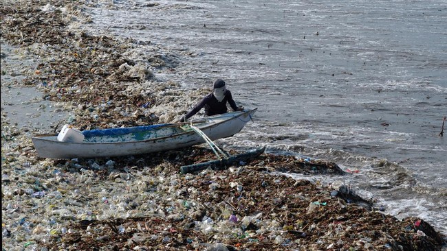 Selain mencemari lingkungan, pakar mengungkap bahwa kebocoran sampah plastik di lautan merugikan negara hingga ratusan triliun.