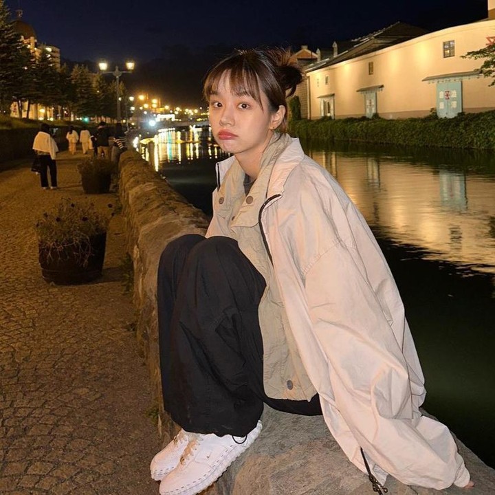 <p>Tak hanya mempunyai paras wajah yang manis, Hyeri merupakan jagonya dalam memilih gaya outfit yang stylish. Terlihat di foto ini, Hyeri sedang jalan-jalan malam dengan pakaian berwarna netral dan celana hitam yang kasual. (Foto: Instagram @hyeri_0609)</p>