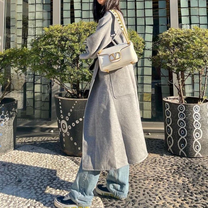 <p>Tampilkan gaya super modis dan <em>stylish</em>, Hyeri memakai coat abu-abu yang dipadukan dengan <em>oversized</em> jeans dan sneakers hitam. <em>Shoulder bag</em> putihnya menyempurnakan penampilan. (Foto: Instagram @hyeri_0609)</p>